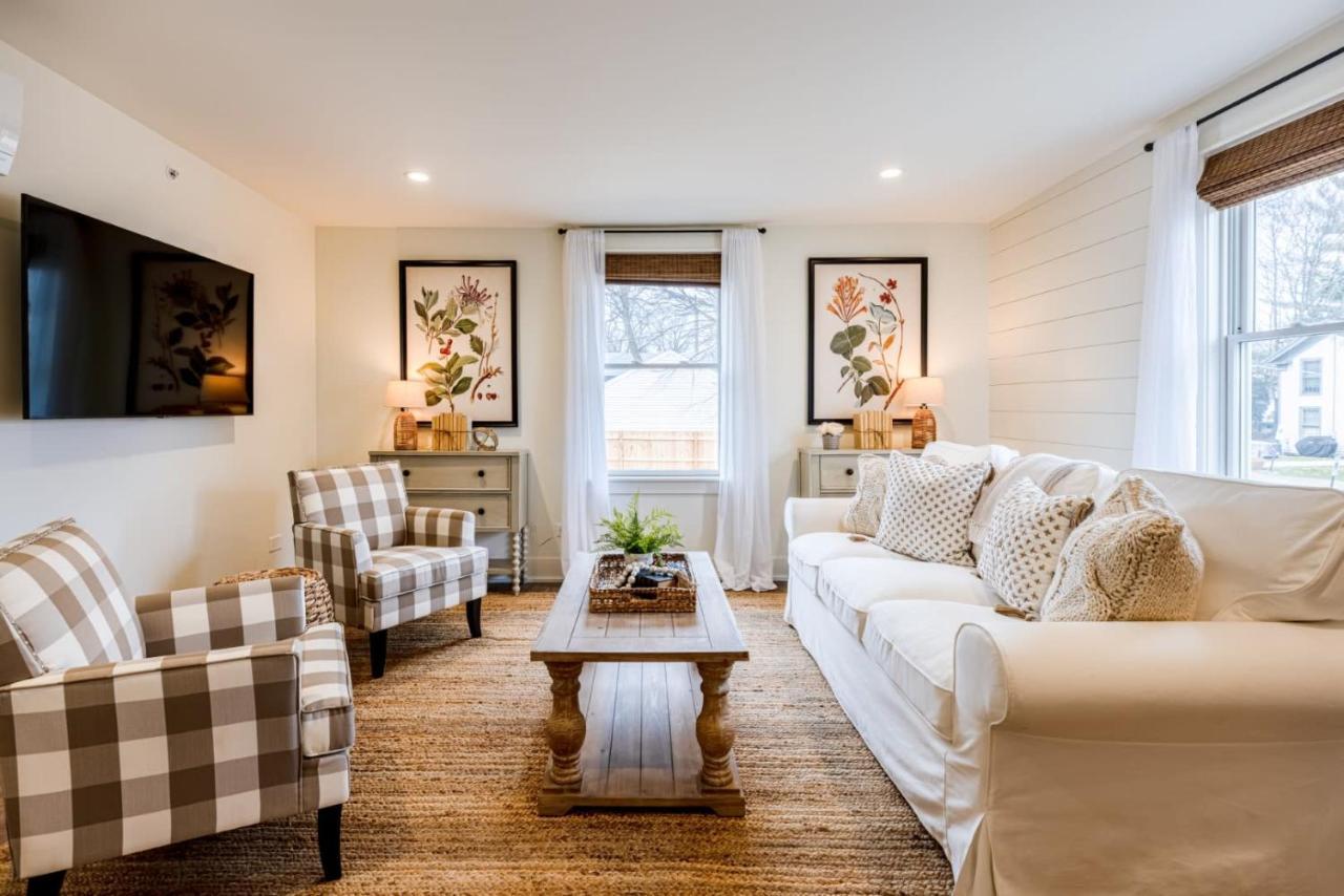 Downtown Luxury Farmhouse Apartment #4 West Dundee Buitenkant foto