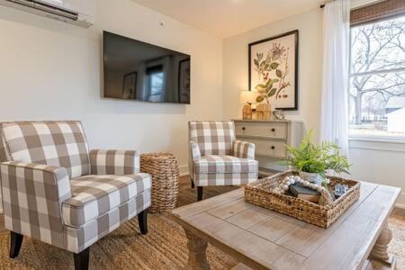 Downtown Luxury Farmhouse Apartment #4 West Dundee Buitenkant foto