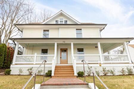 Downtown Luxury Farmhouse Apartment #4 West Dundee Buitenkant foto