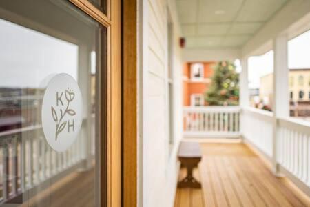 Downtown Luxury Farmhouse Apartment #4 West Dundee Buitenkant foto
