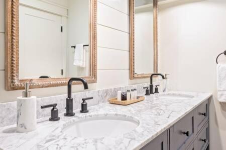 Downtown Luxury Farmhouse Apartment #4 West Dundee Buitenkant foto