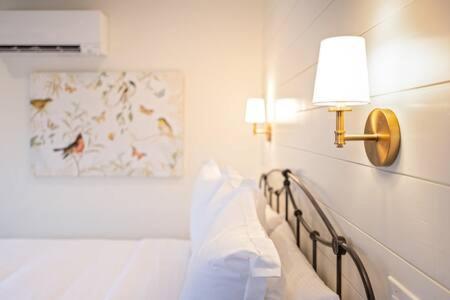 Downtown Luxury Farmhouse Apartment #4 West Dundee Buitenkant foto