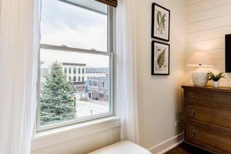 Downtown Luxury Farmhouse Apartment #4 West Dundee Buitenkant foto