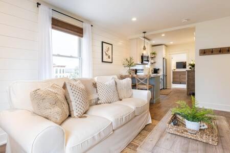 Downtown Luxury Farmhouse Apartment #4 West Dundee Buitenkant foto