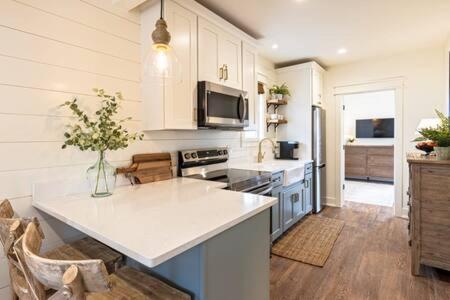 Downtown Luxury Farmhouse Apartment #4 West Dundee Buitenkant foto