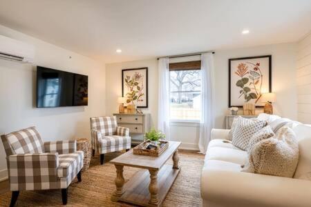 Downtown Luxury Farmhouse Apartment #4 West Dundee Buitenkant foto